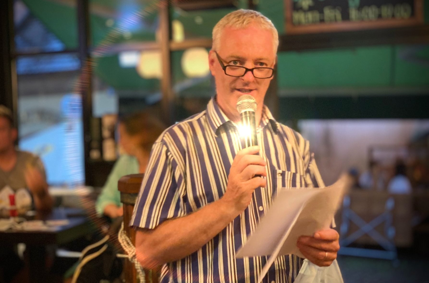 Quizmaster Tom Bagge